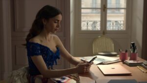 Apple-MacBook-Laptop-of-Lily-Collins-as-Emily-Cooper-in-Emily-in-Paris-S02E05-An-Englishman-in-Paris-2021