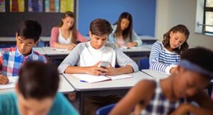 Student distracted by phone / phone use in school